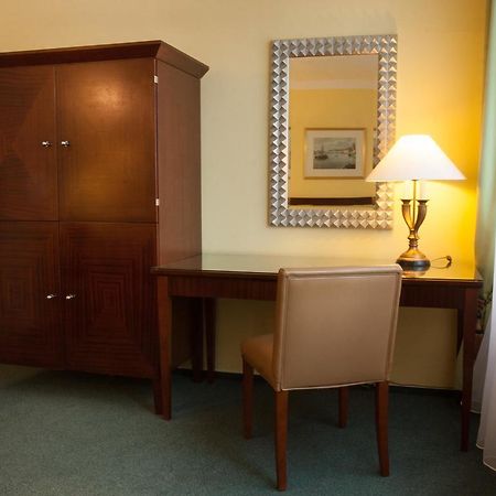 Hotel & Hostel Florian Прага Екстериор снимка