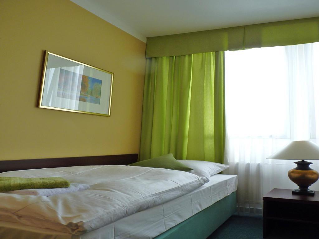 Hotel & Hostel Florian Прага Екстериор снимка