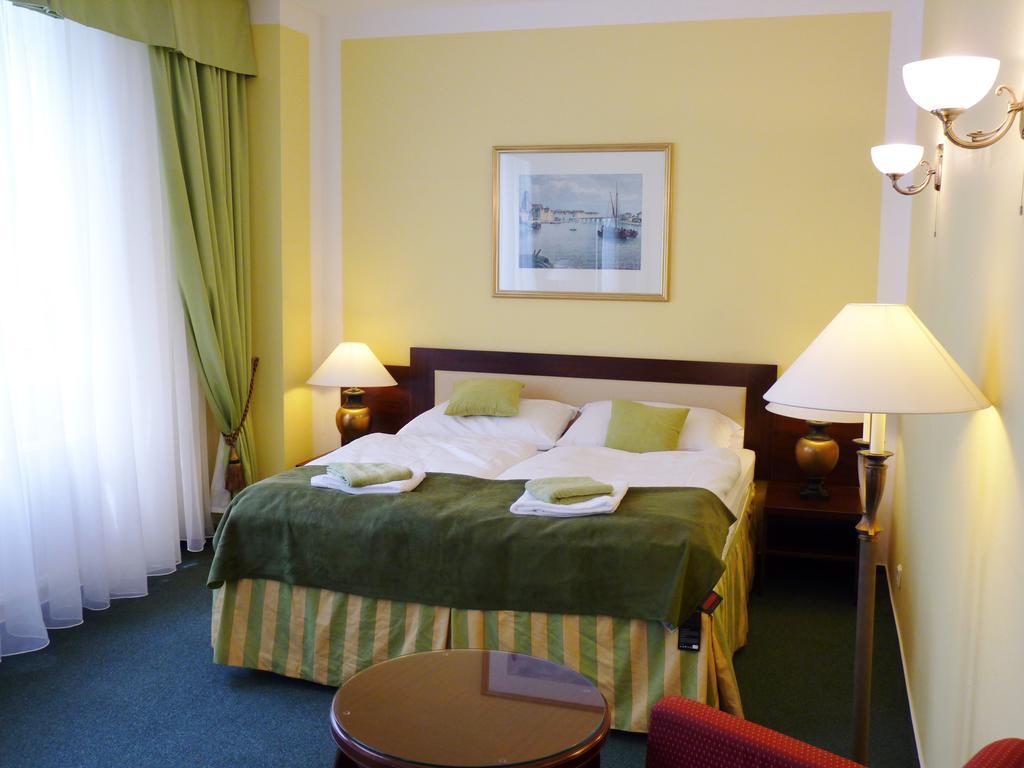 Hotel & Hostel Florian Прага Стая снимка