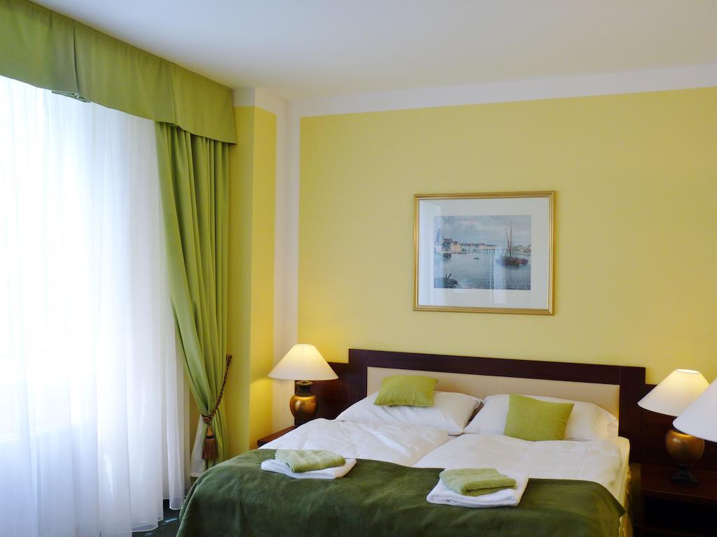 Hotel & Hostel Florian Прага Стая снимка