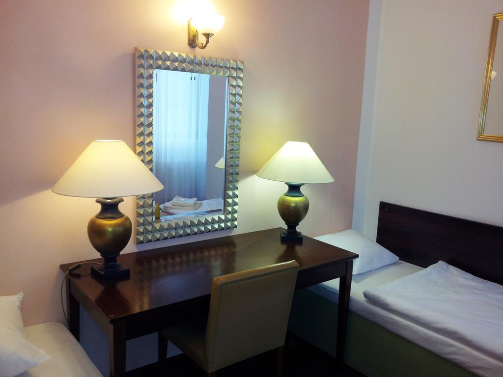 Hotel & Hostel Florian Прага Стая снимка