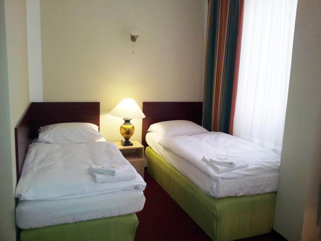 Hotel & Hostel Florian Прага Стая снимка