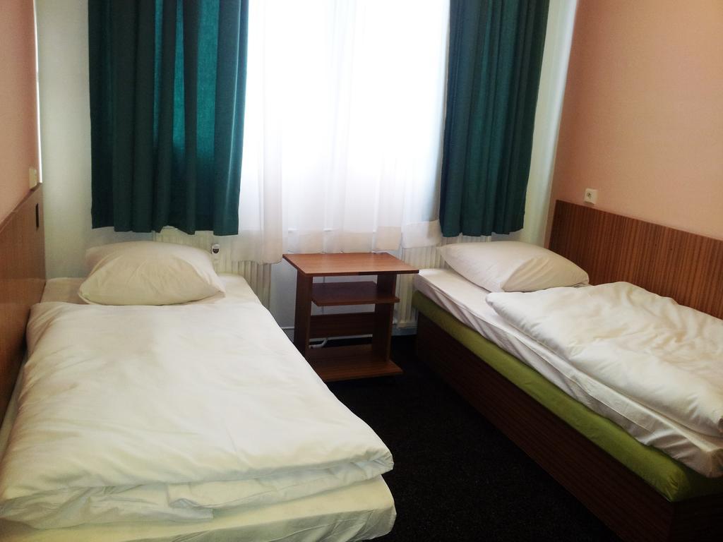 Hotel & Hostel Florian Прага Стая снимка