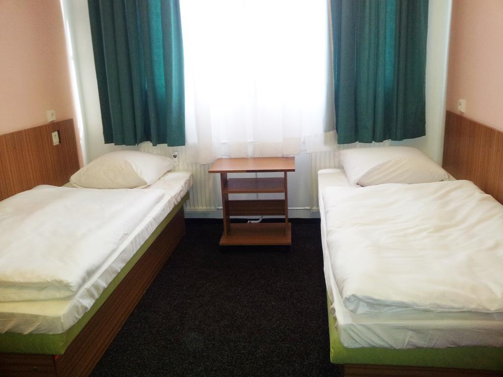 Hotel & Hostel Florian Прага Стая снимка