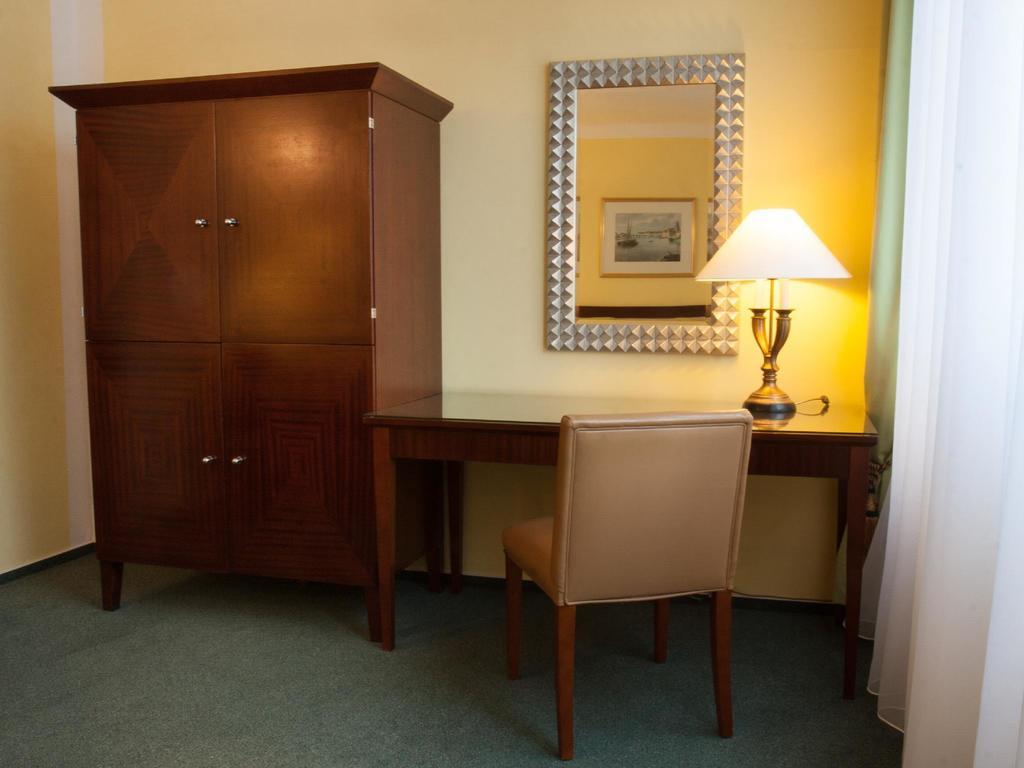 Hotel & Hostel Florian Прага Екстериор снимка