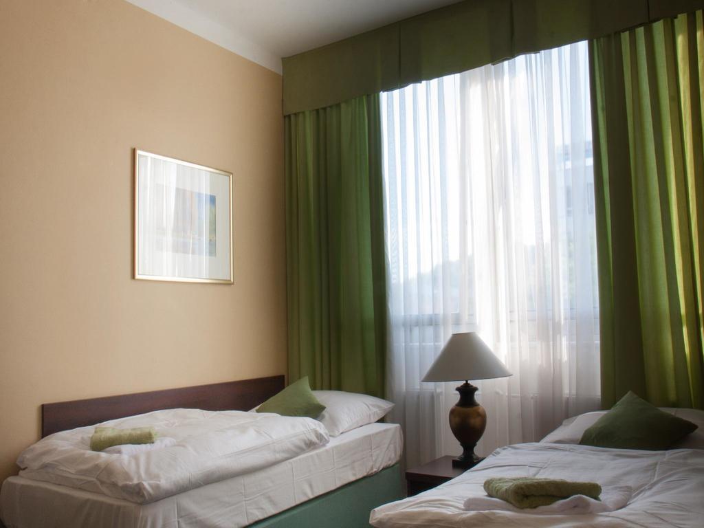 Hotel & Hostel Florian Прага Екстериор снимка
