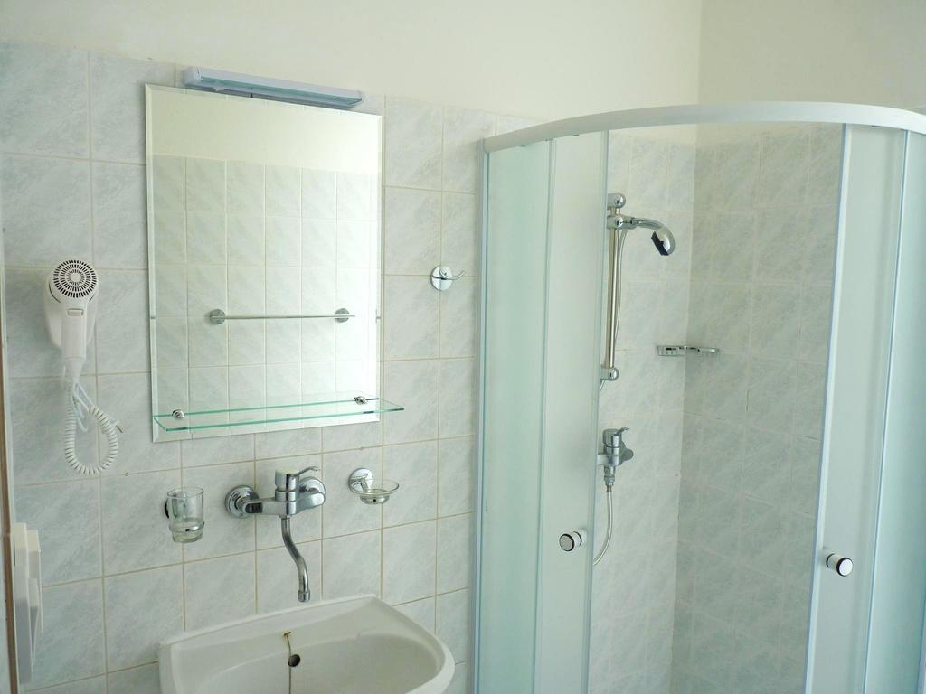 Hotel & Hostel Florian Прага Екстериор снимка