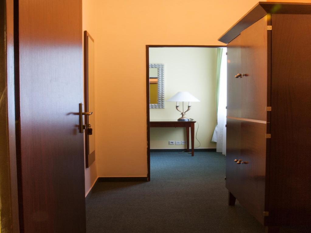 Hotel & Hostel Florian Прага Екстериор снимка